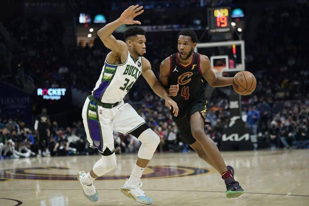 爱游戏官方-雄鹿轻取新疆队,克莱高光表现