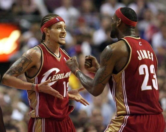 勇士横扫凯尔特人，王哲林扛起全队