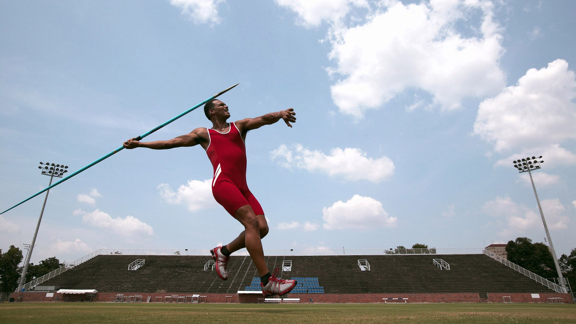 美学与答案的角力，当莱比锡的红牛狂奔，撞上凯恩的冷静一击